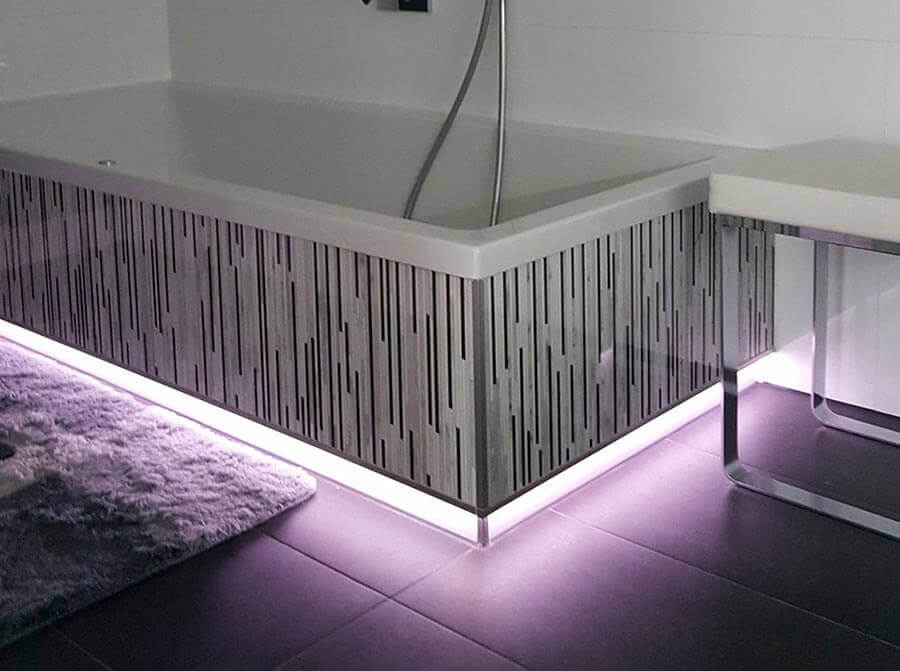 Badewanne mit unterbodenbeleuchtung in Lila