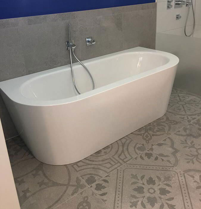 Weiße Badewanne mit XXL Fliesen