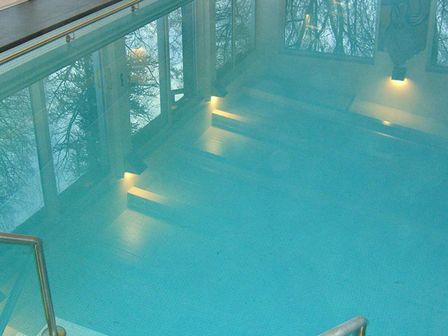 Pool innen mit Wasser