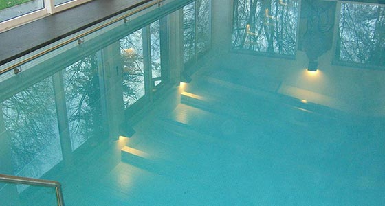 Swimmingpool mit Bisazza-Glasmosaik