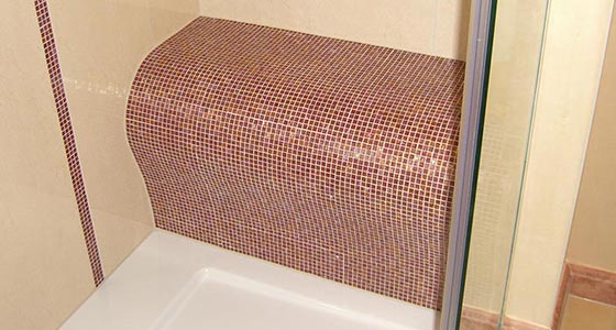 Duschbereich mit Sitzfläche in Glasmosaik