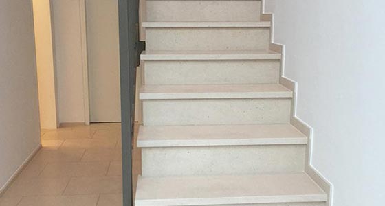 Treppe mit Naturstein Crema Malfil