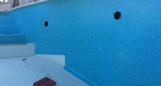 Poolgestaltung mit Bisazza-Glasmosaik.