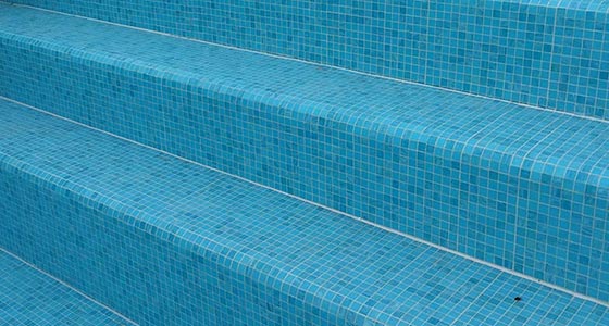 Fertige Treppe eines Pools mit kleinen blauen Fliesen