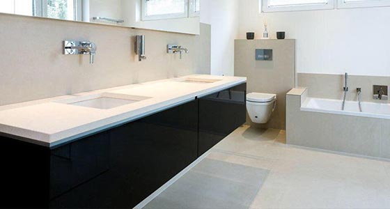 Gestaltetes Badezimmer mit Marmorplatte und hellen Fliesen