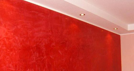 Wand mit roter Malerarbeit