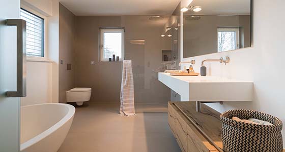 Badezimmer in Erdtönen gefließt