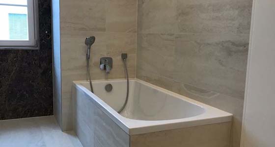 Badewanne mit großen Fliesen